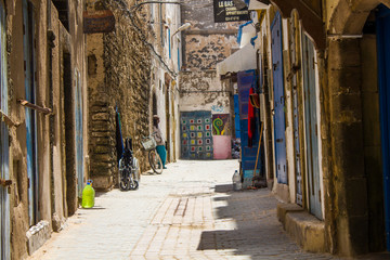 Obraz premium Essaouira, Maroko - 20 maja 2016 r .: Widok na kolorowe słoneczne ulice na starym mieście Essaouira
