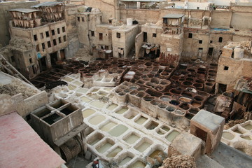 fabrica de cuero artesanal en Fez, Marruecos