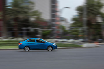 Fototapeta na wymiar Vehículo o carro en movimiento a velocidad sobre una avenida de la ciudad de mexico
