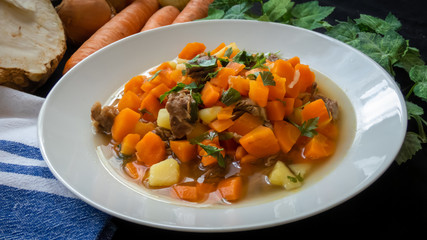 Eintopf aus Möhren mit Fleisch