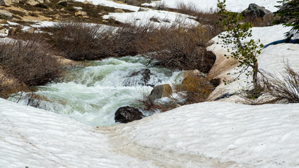 die Strömung des Schmelzwassers nach dem Winter