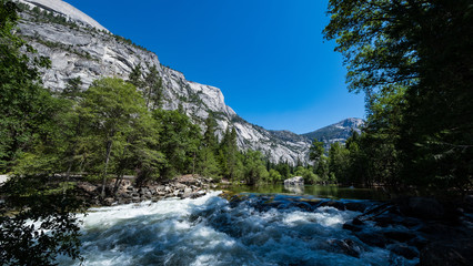 Aufnahme eines rauschenden Flusses im Nationalpark Yosemite