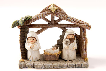 Escena navideña. Niño Jesús en el pesebre con María y José aislados en fondo blanco, sagrada...