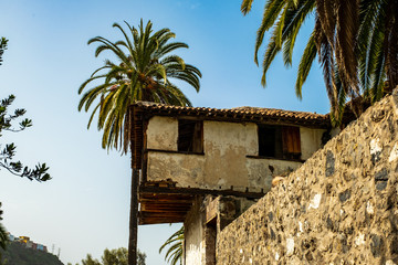 ein auf einer Mauer abgestütztes Haus