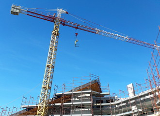Lavori in corso nel cantiere edile in primavera - ripresa delle attività