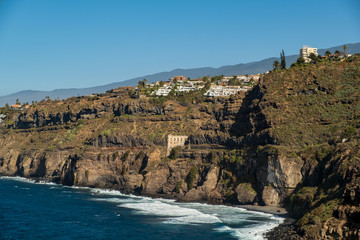 ein schöner Küstenstreifen in Teneriffa mit Blick auf ein altes Wasserwerk 