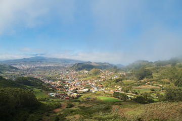 Obraz premium Blick von einem Aussichtspunkt in ein Tal