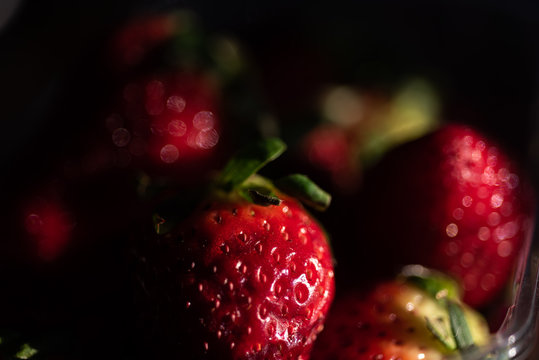 Erdbeere Detailaufnahme hoher Kontrast 3