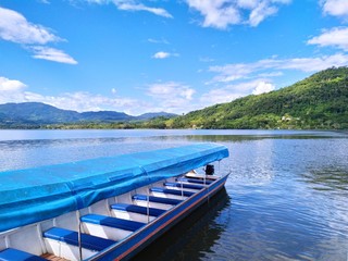 Laguna azul - Tarapoto, Perú. Foto tomada desde el muelle de la laguna.