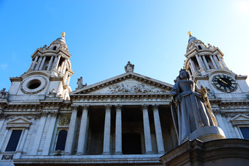Fototapeta na wymiar St Pauls from the front with Queen Anne statue.
