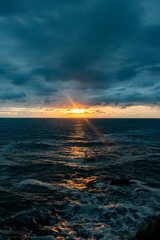 La mer accompagne le soleil 