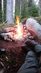 Bushcraft Tour mit Lagerfeuer im Wald. 