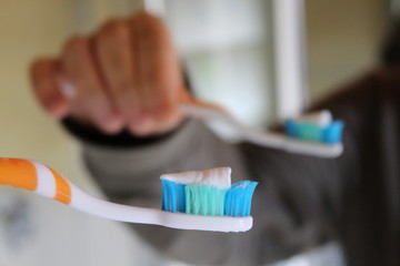 Fototapeta na wymiar Lavarsi i denti con spazzolino e dentifricio - buone abitudini