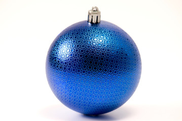 Esfera azul navideña, la decoración del árbol de Navidad sobre fondo blanco.