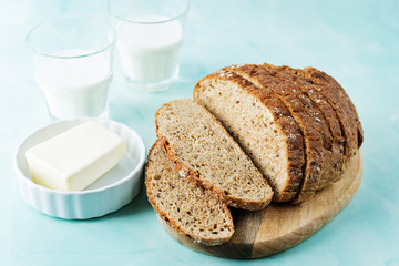Wholegrain rye bread with glasses of milk