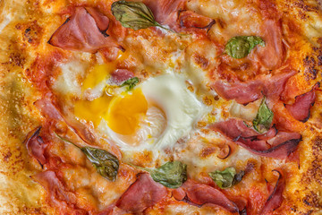 Pizza prosciutto cotto mozzarella egg close