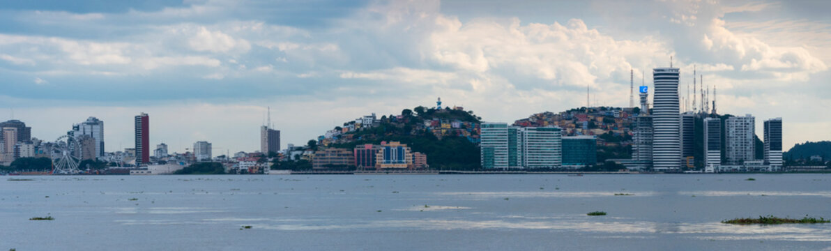 Guayaquil vista panoramica del cerro y el rio guayas