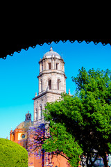 Templo católico con vista detrás de puente