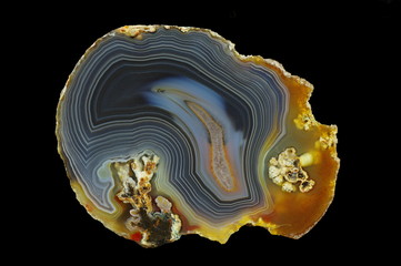 Concentric agate with inclusions. Iridescent agate. Numerous colored ribbons colored with metal oxides are visible. Origin: Rudno near Krakow, Poland.