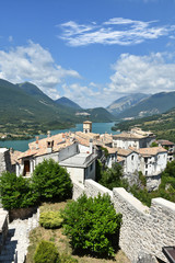 Fototapeta na wymiar The village on Lake Barrea in Abruzzo, Italy 