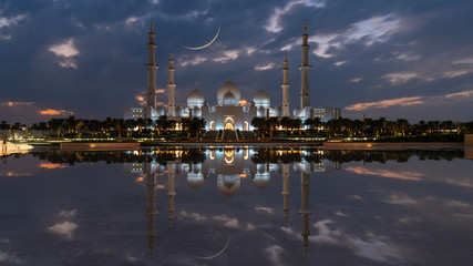 Fototapeta na wymiar Sheikh Zayed Grand Mosque and Reflection in Fountain at Sunset - Abu Dhabi, United Arab Emirates (UAE) 