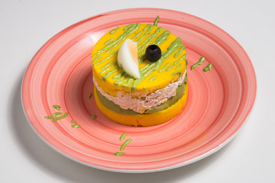 Causa limena plato de pollo