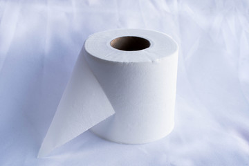 rollo papel higiénico sobre fondo de tela
