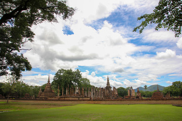 Fototapeta na wymiar Sukhothai temples from afar amidst much vegetation
