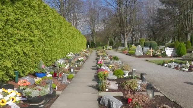 Friedhof mit Urnengräbern, freundlich und bunt in Essen-Haarzopf, Februar 2020