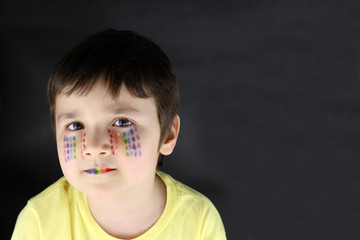 niño feliz con la cara pintada con lágrimas arcoiris símbolo de esperanza contra el coronavirus
