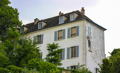 Fototapeta na wymiar Beautiful white house in Paris: European architecture, building where Parisians live