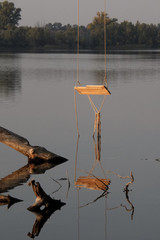 eine Schaukel am See