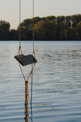 eine Schaukel am See
