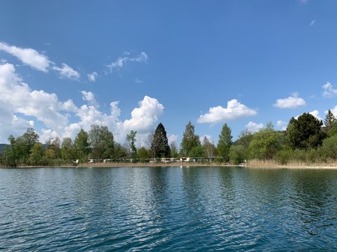 &Auml;gerisee - Seeufer von Unter&auml;geri - Campingplatz, sch&ouml;ner See im Kanton Zug, Schweiz