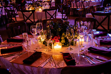 Obraz na płótnie Canvas Mesa para cenar puesta en una celebración de noche