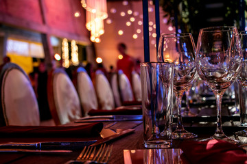 Mesa lista en evento elegante