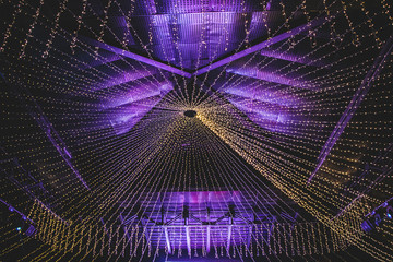 Luces en series en fiesta con fondo morado