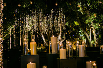 Decoración para boda, salón de eventos. Con velas y series de luz artificial con plantas