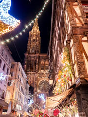 Catedral de Alsacia en navidad con luces de colores