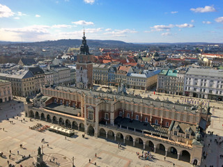 Obraz premium Edificio del Mercado de Cracovia en Polonia a vista de pájaro desde la Basílica de Santa María