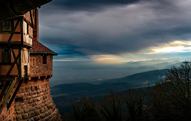 torreón de castillo drácula con paisaje de cielo de tormenta