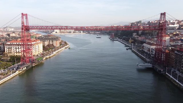 Imagen a&eacute;rea sobre el R&iacute;o Nervi&oacute;n, Puente Colgante de Bizkaia entre Portugalete y Getxo, vuelo alej&aacute;ndose del puente Patrimonio de la Humanidad