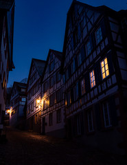 conjunto de fachadas de madera por la noche de navidad con ventanas iluninadas