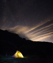 Fototapeta na wymiar Camping below the stars in a beautiful night