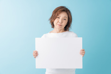 Fototapeta premium ホワイトボードを持つシニア女性 考える