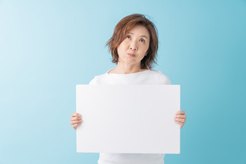 Fototapeta premium ホワイトボードを持つシニア女性 考える