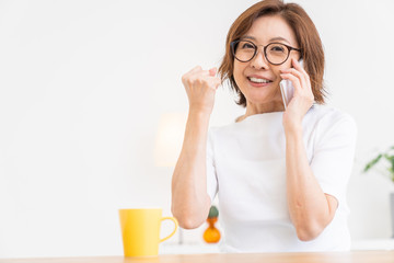 電話をするシニア女性