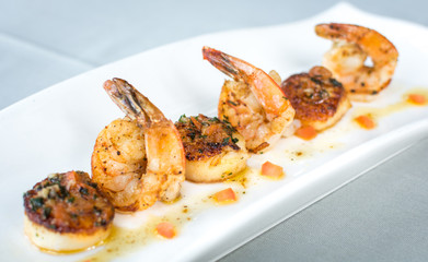 Crevettes et noix de Saint-Jacques poêlées