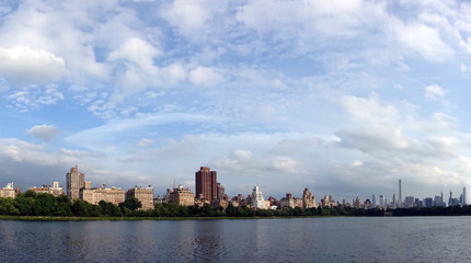 Fototapeta na wymiar new york city central park reservoir skyline