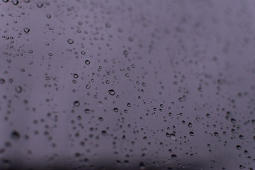 gotas de lluvia sobre vidrio